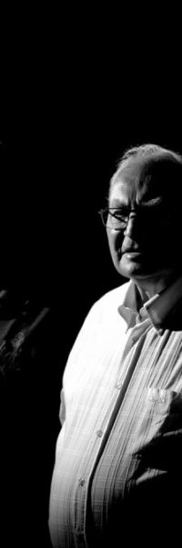 4 hommes cotes à cote en noir et blanc