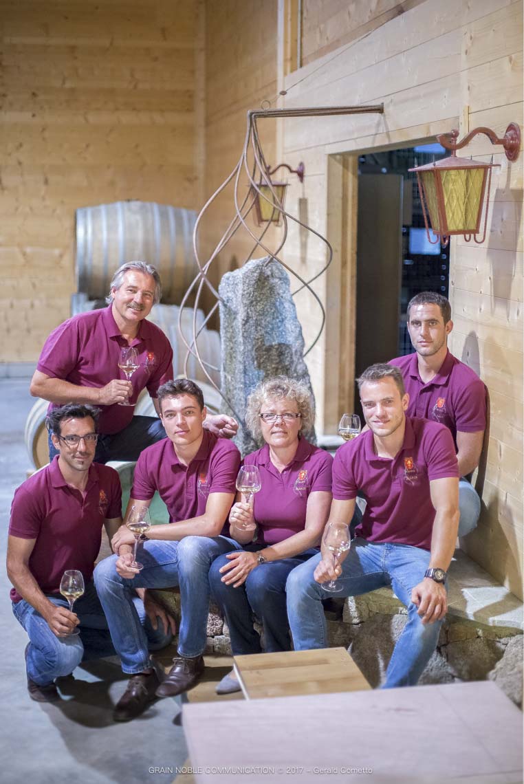 photo d'une famille en tee shirt rouge assise avec chacun un verre de ivn
