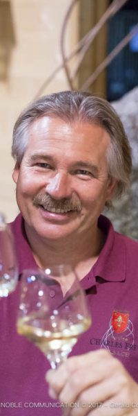 photo de trois hommes en tee shirt rouge avec chacun un verre de vin