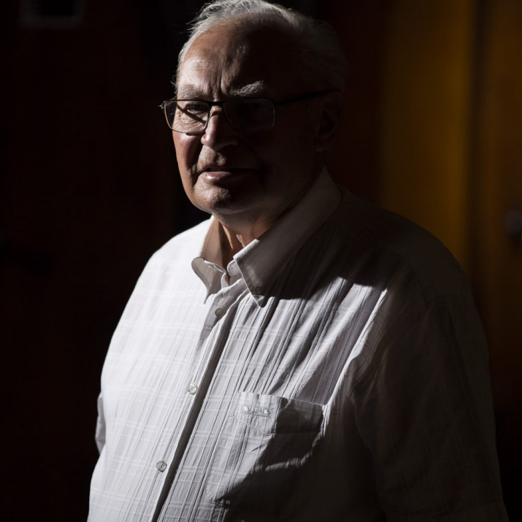 photo d'un homme âgé en chemise blanche