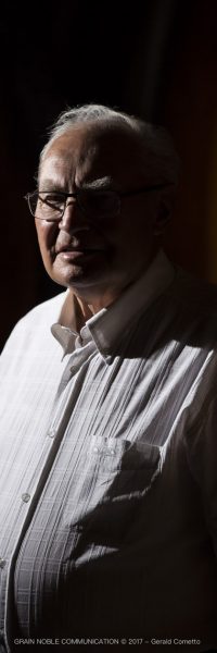photo d'un homme âgé en chemise blanche