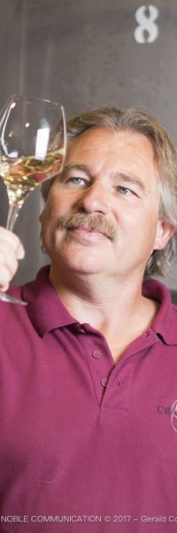 Photo d'un homme en tee shirt rouge avec un verre à la main