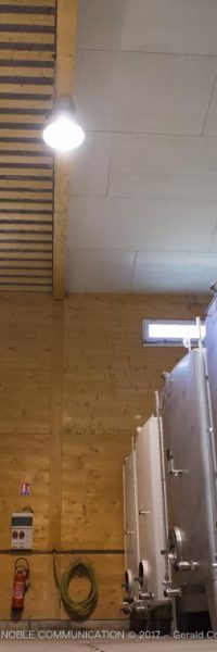 photo de cuve inox dans un chai bioclimatique
