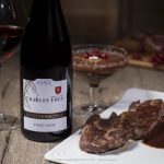 photo d'un vin rouge avec de la viande rouge et du chocolat
