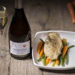 photo d'une bouteille de Crémant d'Alsace avec un plat de poisson