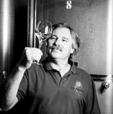Dominique Frey avec un verre de vin à la main