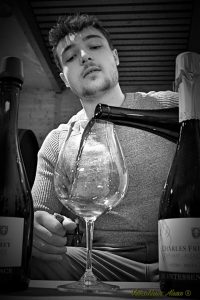 Thiébaud Frey qui sert un verre de vin rouge